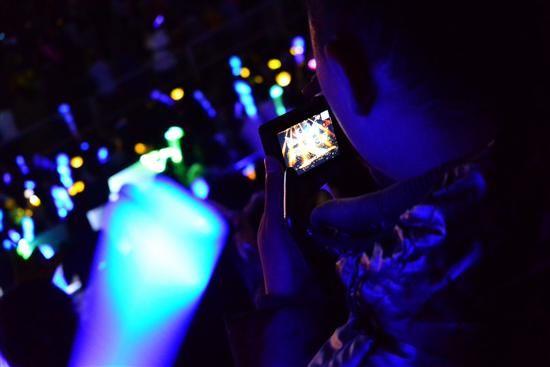 手握微单相机 拍韩国人气天团演唱会