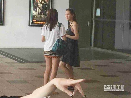 周董没回应忘恩先逛街 惊见昆凌肚子凸凸的?_网易娱乐