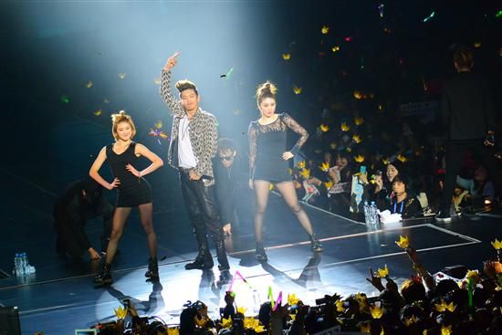 手握微单相机 拍韩国人气天团演唱会