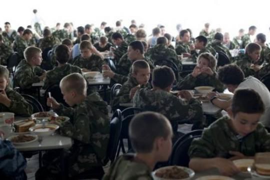 俄罗斯军事夏令营把男孩铸成男人 特种兵克格