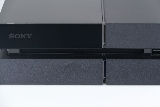 PS4主机第一手开箱报导 融合设计感的洗炼造