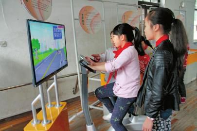 小学生参加互动体验。