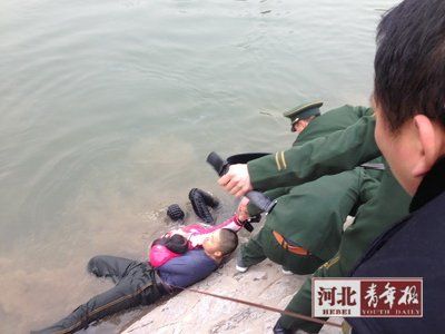 男友提出分手女孩跳河轻生