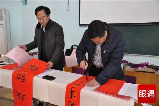 河南省硬笔书法家协会郑州开展春联义写活动(