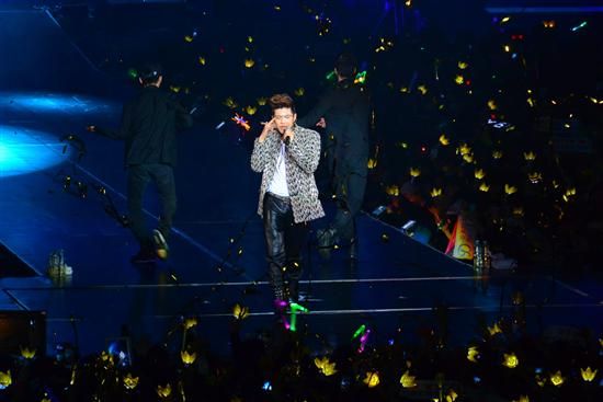 手握微单相机 拍韩国人气天团演唱会