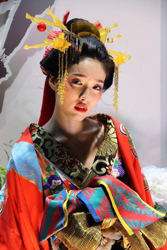 世嘉摊位《如龙:维新》艺妓小露香肩撩人心扉_网易游戏
