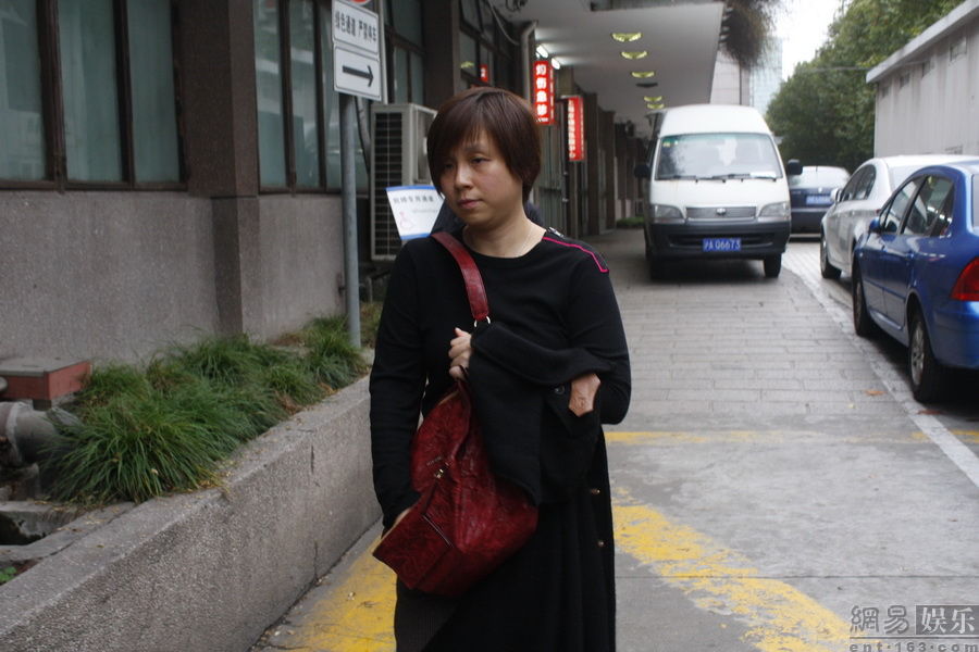 何炅李 维嘉 为 龙丹妮 庆生合影晒老友情