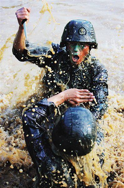 广州军区某部两名士兵参加水中捕俘训练(2010年5月25日摄).