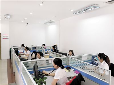 铠恩国际售后服务人员正在进行电话回访.